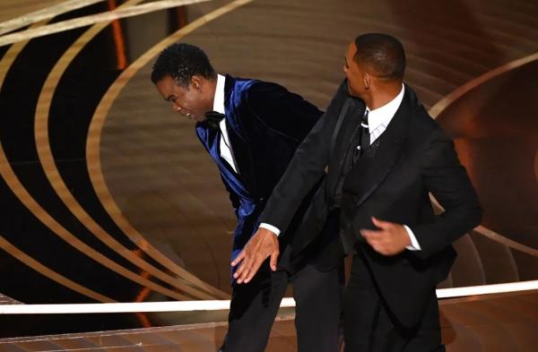  O ator Will Smith dá um tapa no ator Chris Rock durante a 94ª premiação do Oscar, em Hollywood, Califórnia, em 27 de março. (Imagem:Robyn Beck / AFP)