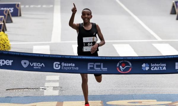 Atleta Sisilia Ginoka, vencedora da categoria feminina da 100&ordf; Corrida Internacional de S&atilde;o Silvestre.(Imagem:Paulo Pinto/Agencia Brasil)