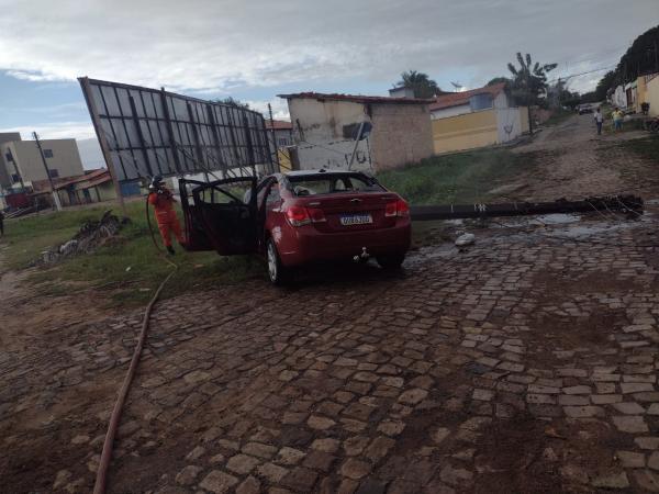 Carro pega fogo e fica destruído após motorista colidir em poste no bairro Irapuá(Imagem:FlorianoNews)