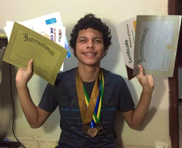 Mateus do Carmo Braga, de 17 anos, é aprovado na 6ª melhor universidade do mundo.(Imagem:Mateus Braga/Arquivo pessoal)