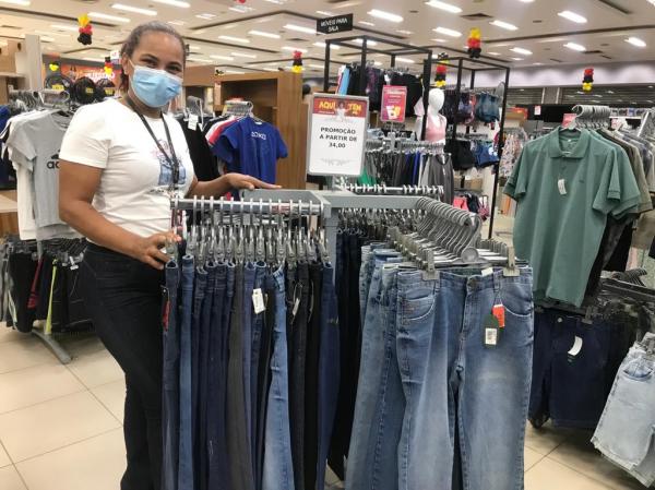 Jaqueline Santos, chefe do setor de confecções.(Imagem:FlorianoNews)