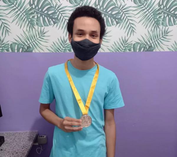 Estudante de Teresina , Sávio Olivercam, com medalha de ouro em Olimpíada Brasileira de Física.(Imagem:Arquivo Pessoal)