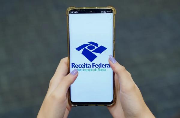 Celular com imagem do aplicativo da Receita Federal.(Imagem:Marcos Serra/ g1)