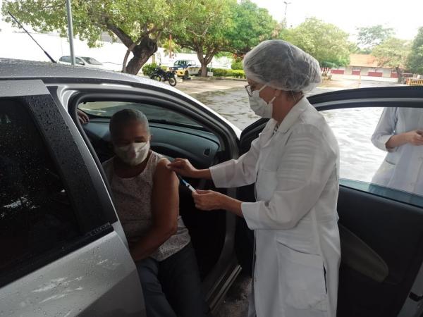 Idosa recebe vacina contra Covid-19 em Teresina.(Imagem:Aline Moreira/TV Clube)