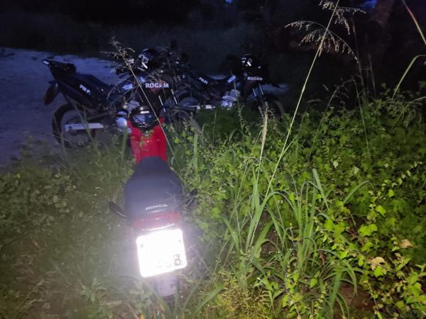 Equipe da ROCAM recupera motocicleta furtada em operação no bairro Tiberão, em Floriano.(Imagem:Divulgação/PM)
