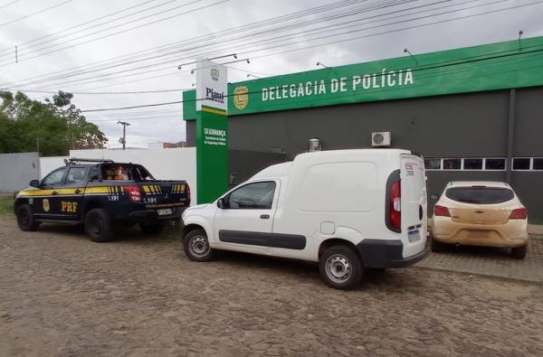 Os dois veículos recuperados possuíam boletim de ocorrência do tipo apropriação indébita.(Imagem:Divulgação/PRF)