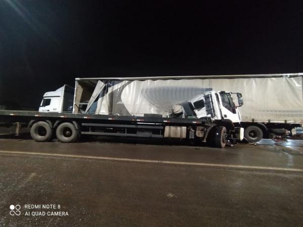 Colisão entre caminhões deixa uma pessoa ferida em Floriano(Imagem:Divulgação/PRF)