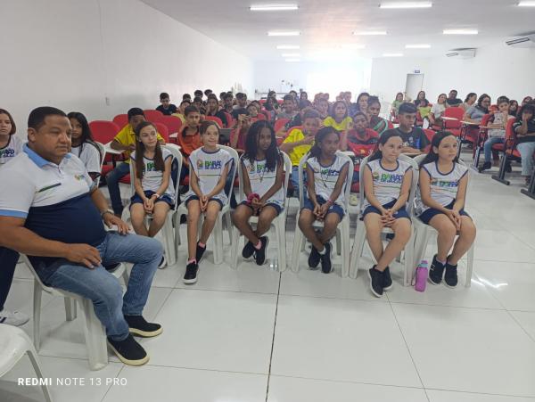  Prefeitura de Barão de Grajaú realiza entrega de fardamentos escolares para alunos da rede municipal.(Imagem:FlorianoNews)