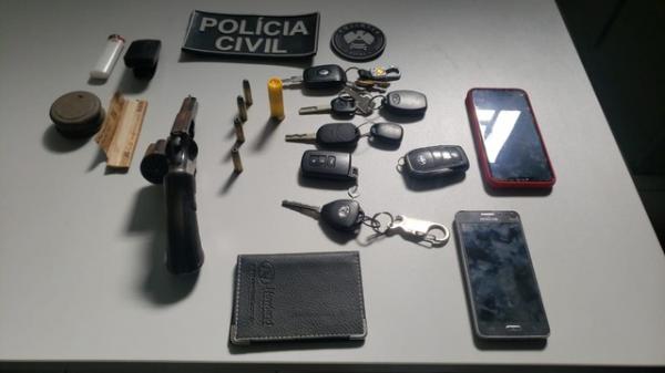 Além dos carros roubados, foram encontrados dois celulares, duas armas e munições intactas.(Imagem:Divulgação Polícia Civil)