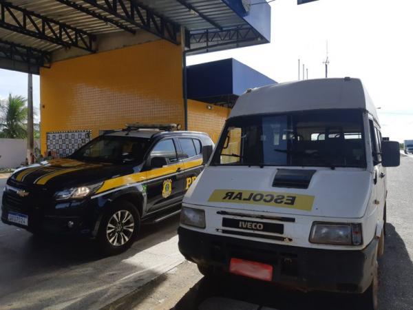 Motorista inabilitado para dirigir micro-ônibus é flagrado conduzindo transporte escolar com irregularidades em Valença do Piauí (PI).(Imagem:Divulgação/PRF)