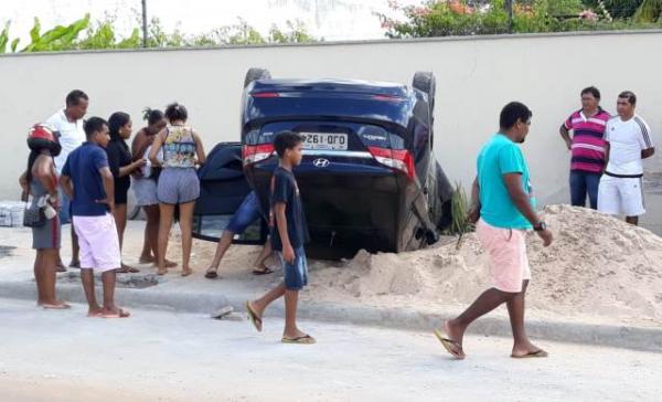 Veículo capota após condutor perder o controle em via de Floriano.(Imagem:Reprodução/Whats App)