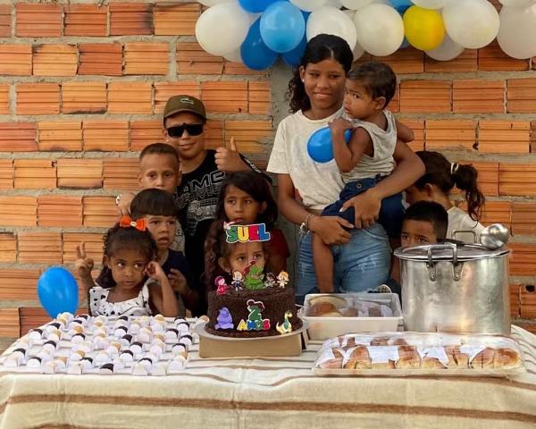 Menino que cantou parabéns com bolo e docinhos de areia já ganhou quatro festas de aniversário.(Imagem:Reprodução)