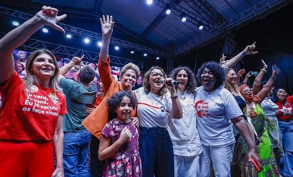 Janja com Dilma Rousseff, Benedita da Silva e outras personalidades em Nova Iguaçu.(Imagem:Reprodução Instagram @ricardostuckert)