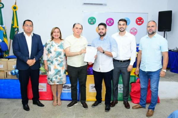 Educa&ccedil;&atilde;o de Floriano apresenta novo fardamento escolar e assina contrato com empresa que vai confeccionar os uniformes.(Imagem:Secom)