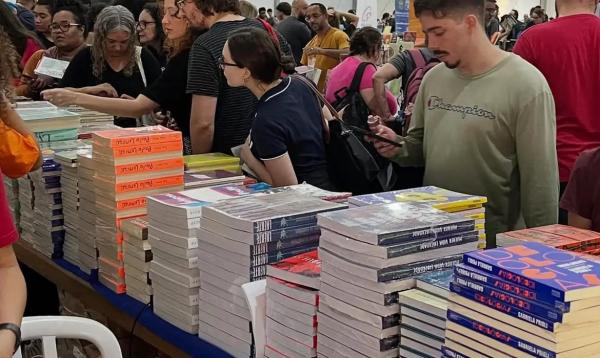 Feira do Livro da Unesp oferece publicações com 50% de desconto.(Imagem:feiradolivrodaunesp/Instagram)