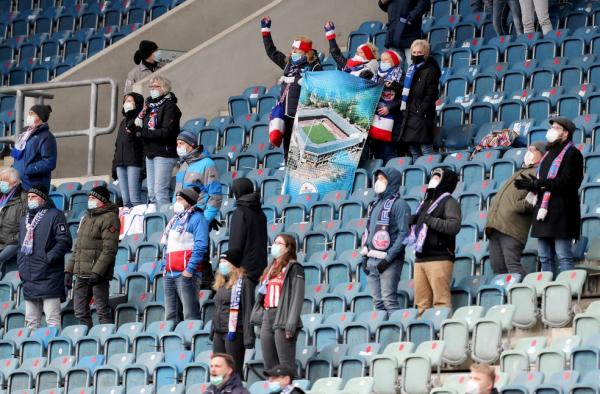 Alemanha tem 1º jogo profissional com torcedores, que fazem teste para Covid antes do duelo(Imagem:REUTERS)