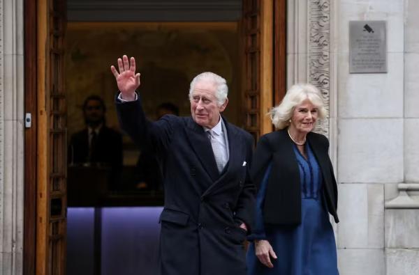 O rei Charles III acena para o público ao deixar o London Clinic, hospital no qual foi submetido a uma cirurgia para corrigir um aumento de próstata, em Londres, em 29 de janeiro d(Imagem:Hannah McKay/ Reuters)