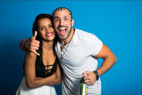 Gleici e Kaysar posam após final do BBB18.(Imagem:Globo/ Paulo Belote)