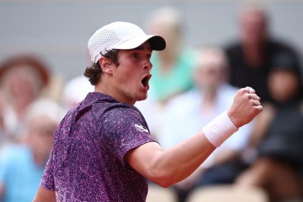Jo&atilde;o Fonseca x Djokovic Roland Garros.(Imagem:Guglielmo Mangiapane/Reuters)