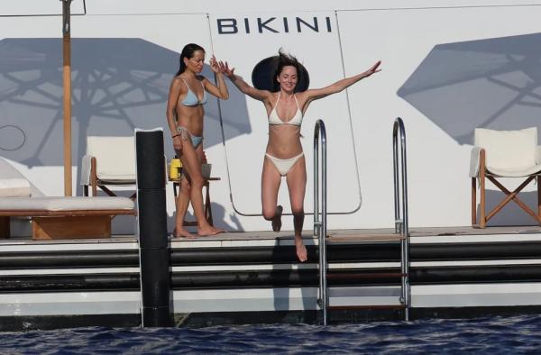 Dakota Johnson pula de iate em Ibiza.(Imagem:The Grosby Group)