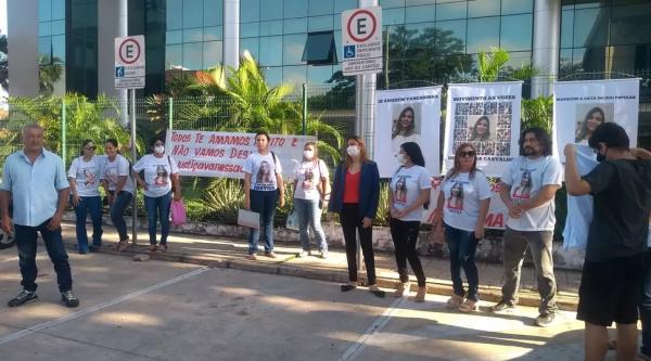 Família da enfermeira Vanessa Carvalho protesta em frente ao Fórum Criminal de Teresina.(Imagem:Reprodução Pessoal)