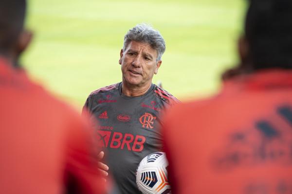 Renato conversa com os jogadores do Flamengo no CT.(Imagem:Alexandre Vidal/Flamengo)