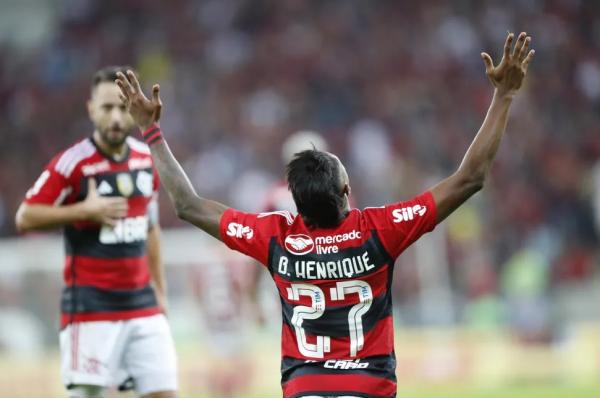 Bruno Henrique, do Flamengo, marca contra o Athletico.(Imagem:André Durão/ge)