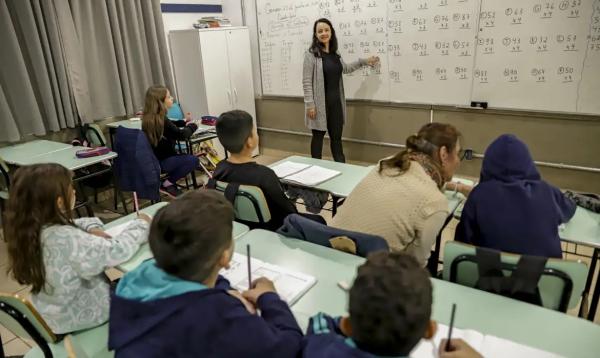 A professora Suelem Furlanetto dentro de sala de aula na Escola Municipal Rio Grande do Sul, ap&oacute;s enchente que atingiu toda a escola.(Imagem:Bruno Peres/Ag&ecirc;ncia Brasil)