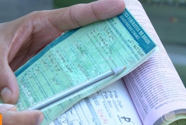 Licenciamento de veículos pode ser impresso em papel normal, substituindo o papel-moeda.(Imagem:Reprodução/TV Clube)