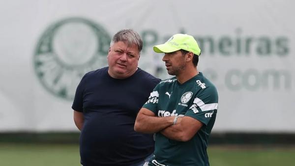 Anderson Barros e Abel Ferreira conversam em treino do Palmeiras.(Imagem:Cesar Greco/Palmeiras)