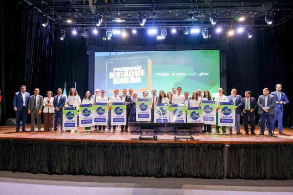 Estudantes da rede estadual com as 50 melhores notas do Enem 2025 s&atilde;o premiados com um sal&aacute;rio m&iacute;nimo(Imagem:Gabriel Paulino)