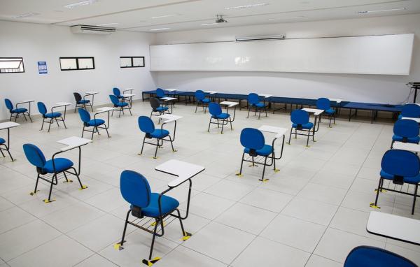 Para retomar as aulas, escola adotou o distanciamento entre cadeiras e aumentou a circulação de ar nos ambientes, entre outras diversas medidas de adequação física.(Imagem:Ascom Colégio Objetivo)