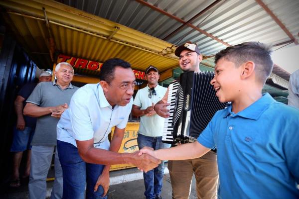  Joel &eacute; recebido por populares ao lado de Margarete durante visita ao mercado de S&atilde;o Raimundo Nonato(Imagem:Ascom)