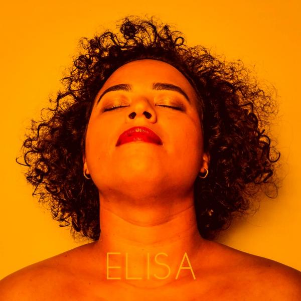 Elisa Fernandes sintetiza caminhada autoral no primeiro álbum(Imagem:Reprodução)