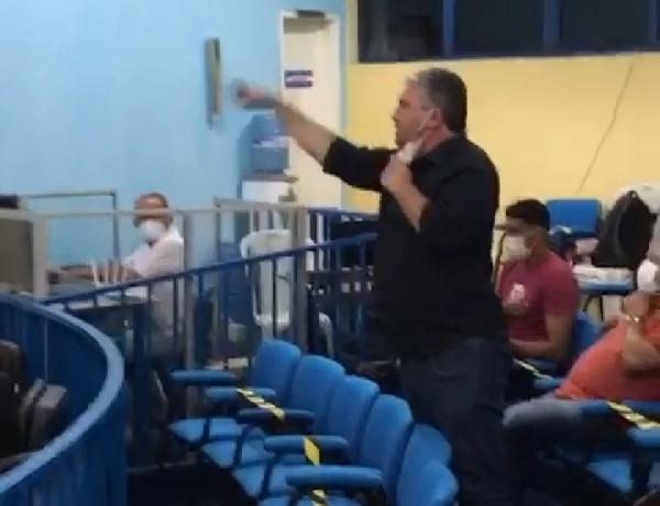 Sessão na Câmara de Vereadores de Floriano termina em confusão(Imagem:Reprodução)