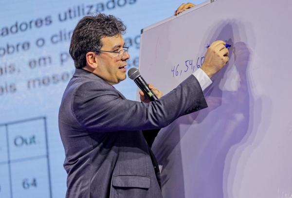 O governador Rafael Fonteles ministrou uma aula especial de matemática.(Imagem:Gabriel Paulino)
