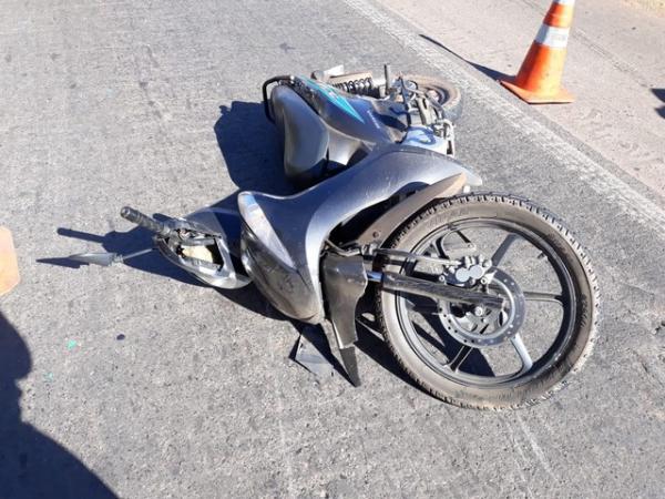 Mulher é atropelada por carro após colisão entre motocicletas em Teresina.(Imagem:Divulgação/PRF)