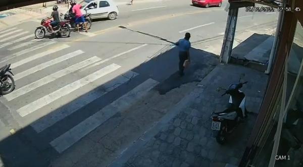 Mulher tem moto roubada ao parar em semáforo no centro de Floriano(Imagem:Reprodução)
