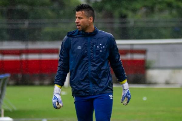 Integrantes da torcida foram no início da tarde para a porta da Toca da Raposa, CT da equipe, e realizaram uma manifestação. Fábio, 41, teve seu nome cantado pelos presentes.  