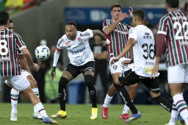 Neymar disputa a bola em Fluminense x Santos.(Imagem:Jorge Rodrigues/AGIF)