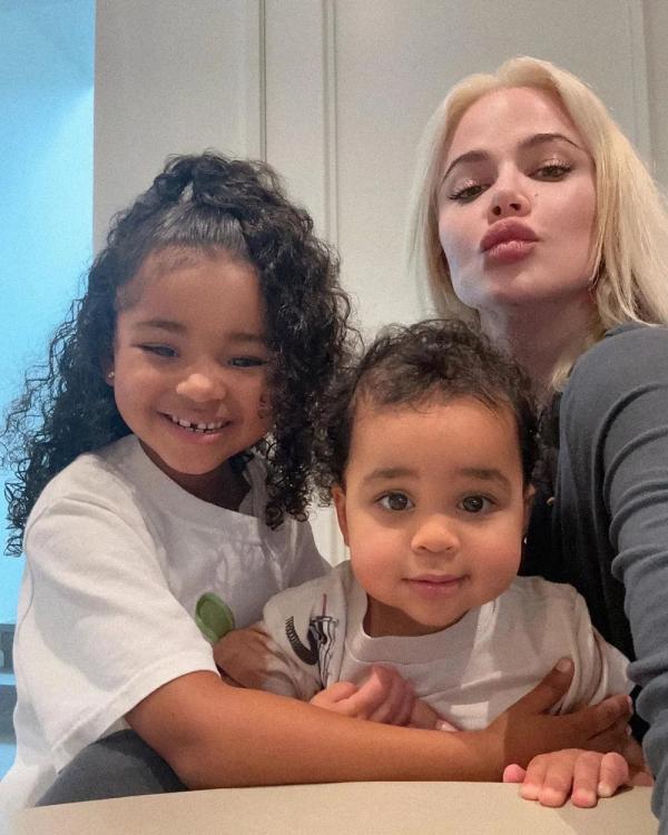 Khloe Kardashian e os filhos True, de 5 anos, e Tatum Thompson.(Imagem:Reprodução/Instagram)
