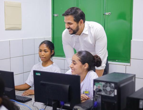 O secretário Washington Bandeira esteve em uma escola de Teresina durante o ?Dia D? para incentivar as inscrições.(Imagem:Letícia Santos)