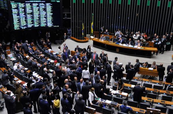 Câmara aprova em 2º turno PEC que viabiliza retomada do auxílio emergencial(Imagem:Reprodução)
