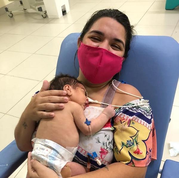 Suzany Ferreira, no hospital, abraçada com Théo quando ainda tinha 10 dias de nascido.(Imagem:Arquivo Pessoal / Suzany Ferreira)