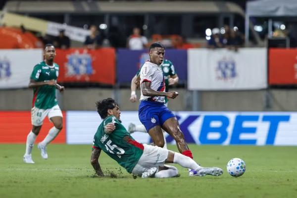 Gustavo Gomez disputa bola com Jean Lucas em Bahia x Palmeiras.(Imagem: Rafael Rodrigues/EC Bahia)