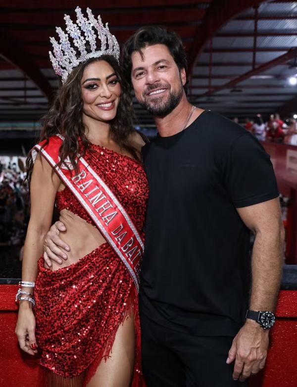 Juliana Paes é coroada rainha de bateria da Viradouro e curte ao lado do marido, Carlos Eduardo Baptista.(Imagem:Victor Chapetta/BrazilNews)