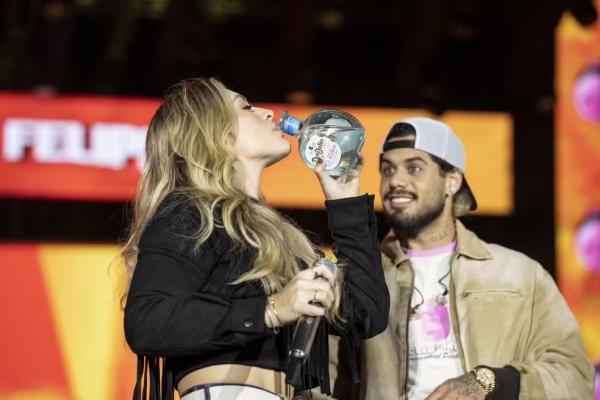Duda Bertelli bebe tequila no palco de Zé Felipe na Festa do Peão de Barretos.(Imagem:Ricardo Nasi/g1)