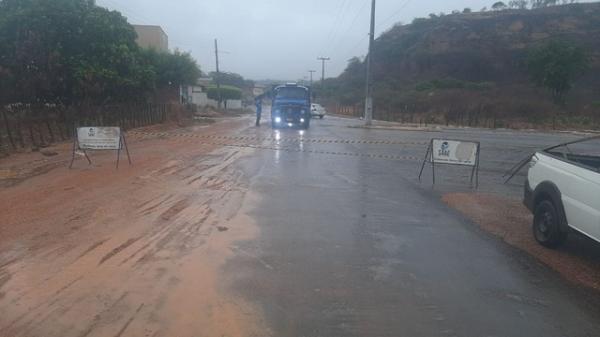 Ruas ficaram alagadas e precisaram ser interditadas após forte chuva em Oeiras. (Imagem:Divulgação/Prefeitura Municipal de Oeiras)