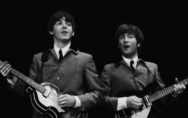 Paul McCartney e John Lennon no show que os Beatles fizeram no Rockefeller Plaza, em Nova York, em 1964.(Imagem:Reprodução)