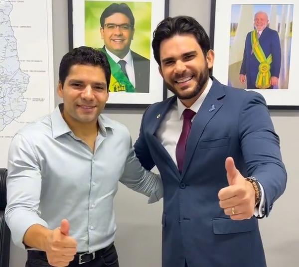 O diretor do DER-PI, Leonardo Sobral e o deputado estadual Dr. Marcus Vinícius Kalume(Imagem:Reprodução/Instagram)